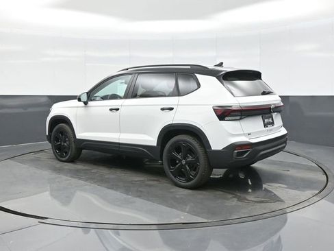 New 2026 Volkswagen Taos SE image 5