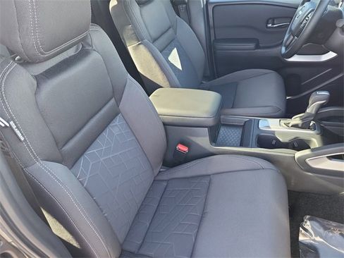 Used 2025 Nissan Frontier SV image 9