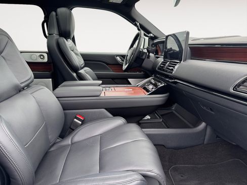 New 2024 Lincoln Navigator L Reserve image 17