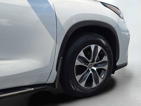 Used 2024 Toyota Highlander XLE image 12