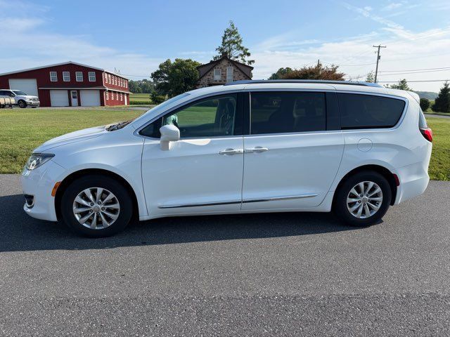 Used 2019 Chrysler Pacifica Touring-L FWD image 2