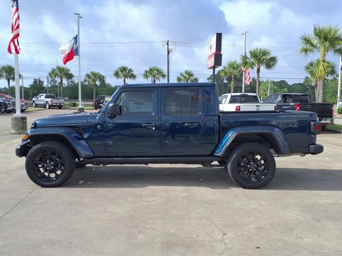 Used 2025 Jeep Gladiator Mojave AWD/4WD image 9