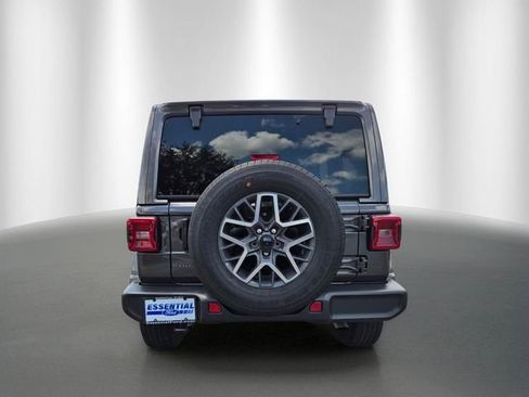Used 2025 Jeep Wrangler Unlimited Sahara AWD/4WD image 4