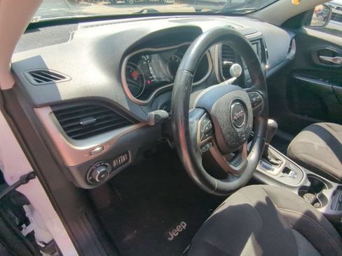 Used 2016 Jeep Cherokee Latitude FWD image 19