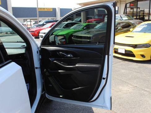 Used 2022 Chevrolet Traverse RS FWD image 10