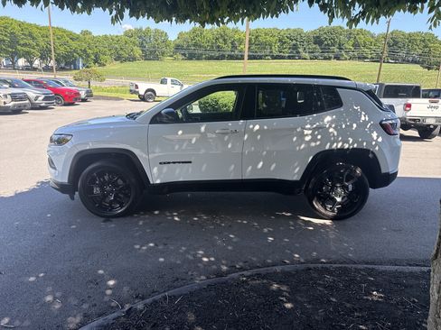 Used 2025 Jeep Compass Latitude w/ Convenience Group AWD/4WD image 7