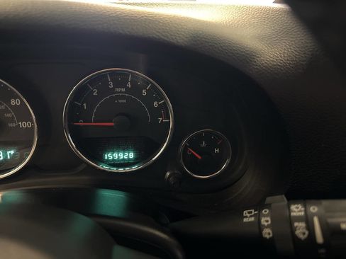 Used 2014 Jeep Wrangler Unlimited Sahara image 31