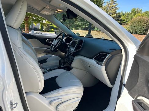 Used 2021 Jeep Cherokee Latitude Plus FWD image 34