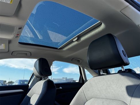 Used 2025 Volkswagen Jetta SE image 27