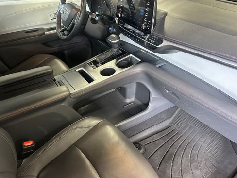 Used 2022 Toyota Sienna XSE w/ XSE Plus Package FWD image 18