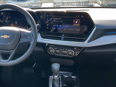 Used 2025 Chevrolet Trax LT FWD image 9