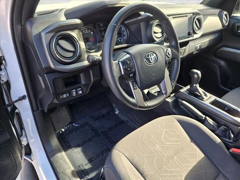 Used 2017 Toyota Tacoma TRD Sport image 9