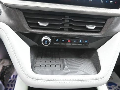 Certified 2025 Ford Explorer Platinum w/ Ultimate Package AWD/4WD image 9