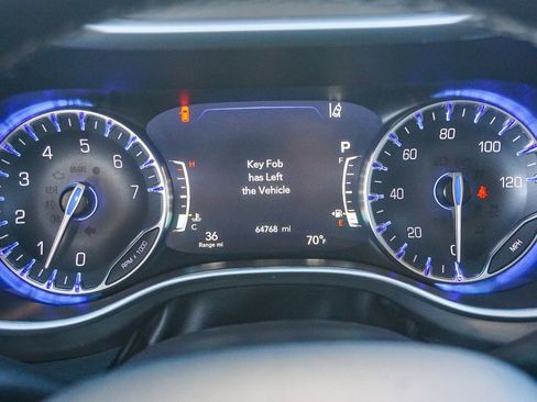 Used 2024 Chrysler Pacifica Touring-L image 22