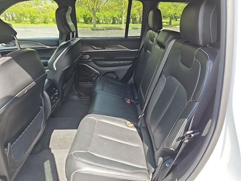 Used 2022 Jeep Grand Cherokee Overland w/ Luxury Tech Group IV AWD/4WD image 18