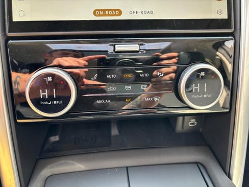 Certified 2025 Land Rover Discovery Dynamic SE image 28