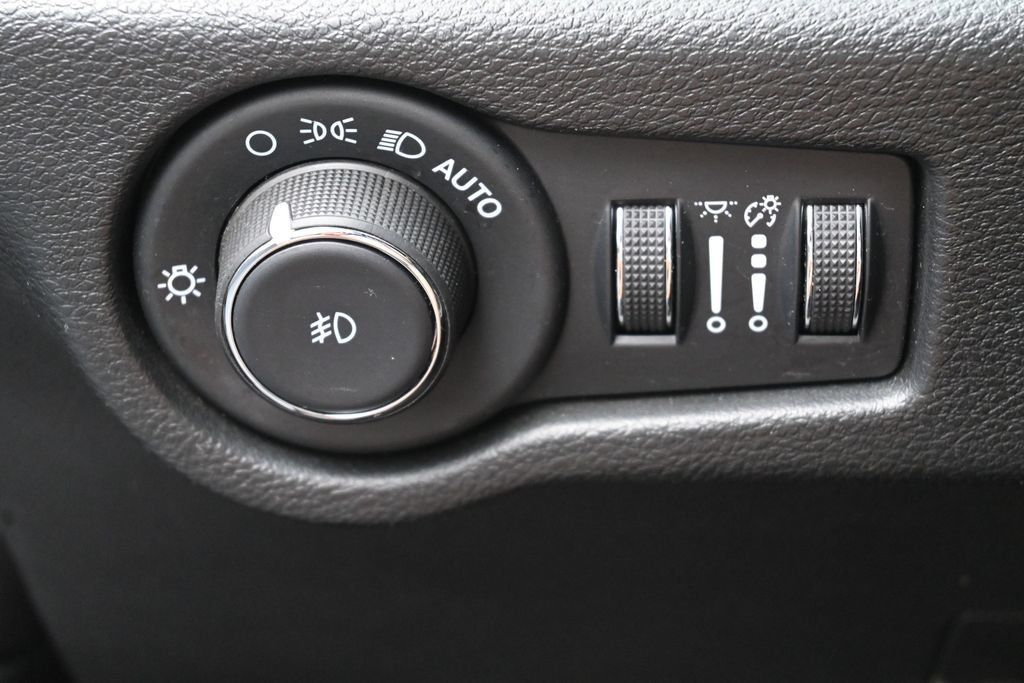 Used 2025 Chrysler Pacifica Limited FWD image 16