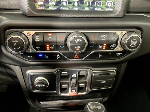 Used 2022 Jeep Wrangler Unlimited Sahara w/ Cold Weather Group AWD/4WD image 36