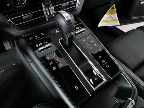 Used 2026 Porsche Macan AWD/4WD image 17