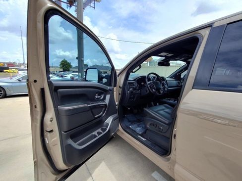 Used 2021 Nissan Titan PRO-4X w/ Pro-4x Convenience Package AWD/4WD image 16