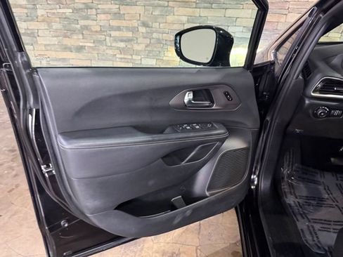 Used 2025 Chrysler Pacifica Select FWD image 10