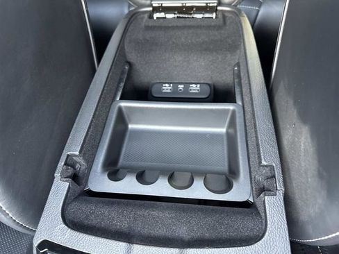 Used 2023 Chrysler 300 C image 33