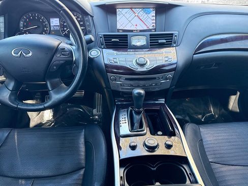 Used 2019 INFINITI Q70 Luxe w/ Sport Package image 18