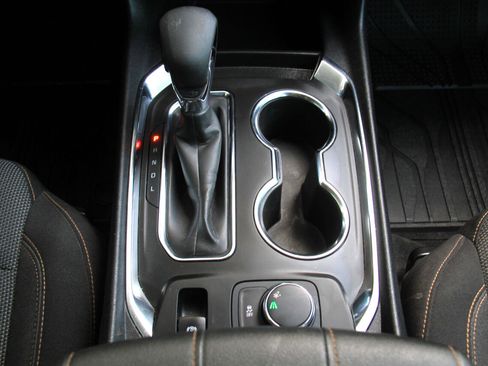 Used 2021 Chevrolet Traverse LS image 17