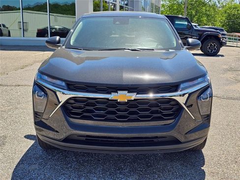 Used 2026 Chevrolet Trax LS FWD image 4