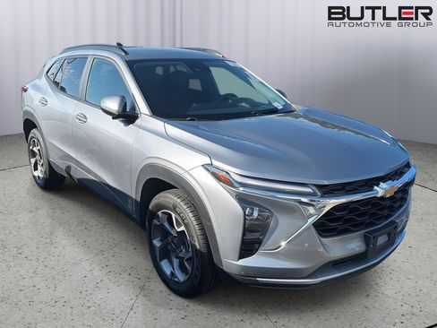 Used 2025 Chevrolet Trax LT FWD image 6