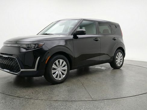 Used 2025 Kia Soul LX w/ LX Technology Package image 3