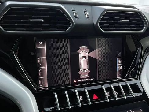 Used 2021 Lamborghini Urus AWD/4WD image 28