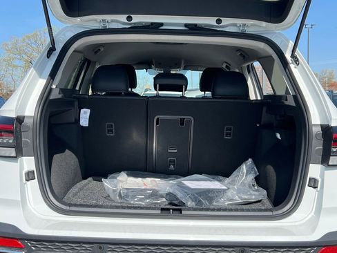 New 2026 Volkswagen Taos SE image 12