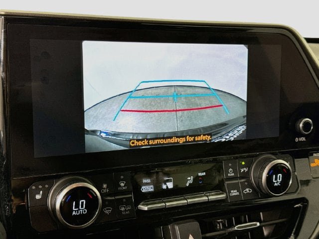 Used 2023 Toyota Highlander XLE FWD image 13