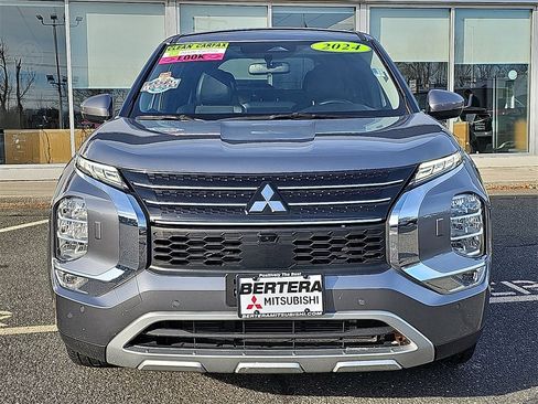 Used 2024 Mitsubishi Outlander SE image 2