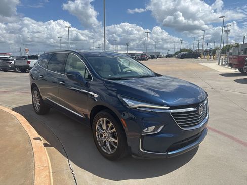 Used 2023 Buick Enclave Essence w/ Experience Buick Package image 3