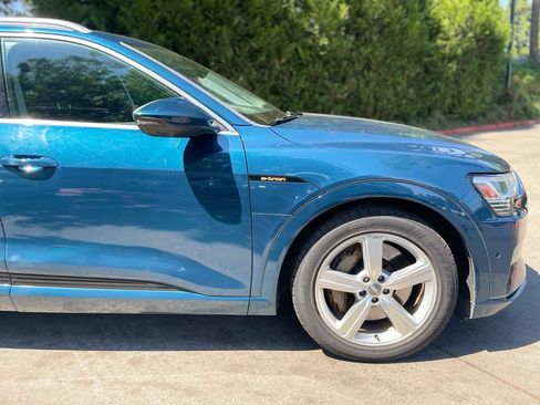 Used 2019 Audi e-tron Prestige w/ Prestige Package AWD/4WD image 2