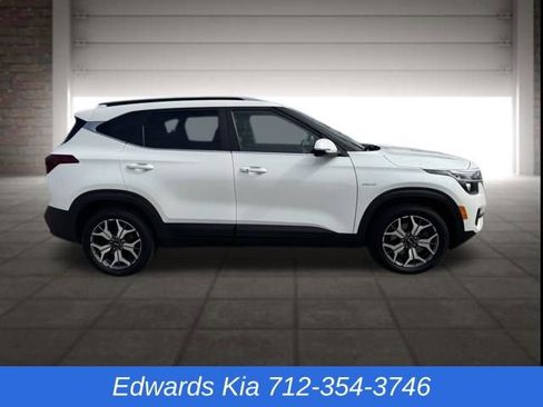Used 2021 Kia Seltos EX image 2