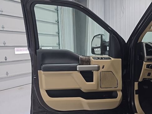 Used 2018 Ford F250 Lariat w/ Chrome Package image 12