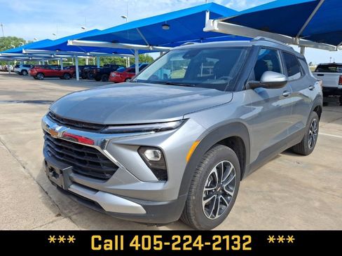 Used 2025 Chevrolet TrailBlazer LT FWD image 3