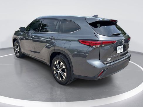 Used 2020 Toyota Highlander XLE AWD/4WD image 6