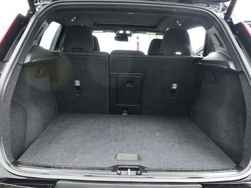 Used 2024 Volvo XC40 B5 Core image 13