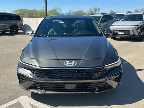 Used 2025 Hyundai Elantra Limited image 8