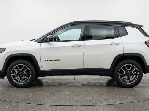 Used 2025 Jeep Compass Trailhawk AWD/4WD image 5