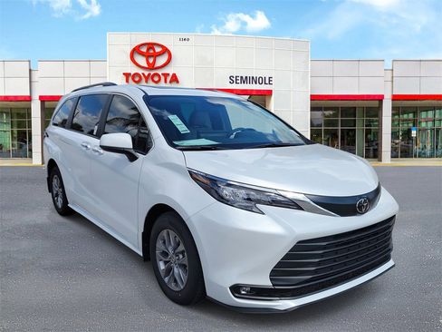 New 2026 Toyota Sienna XLE image 2