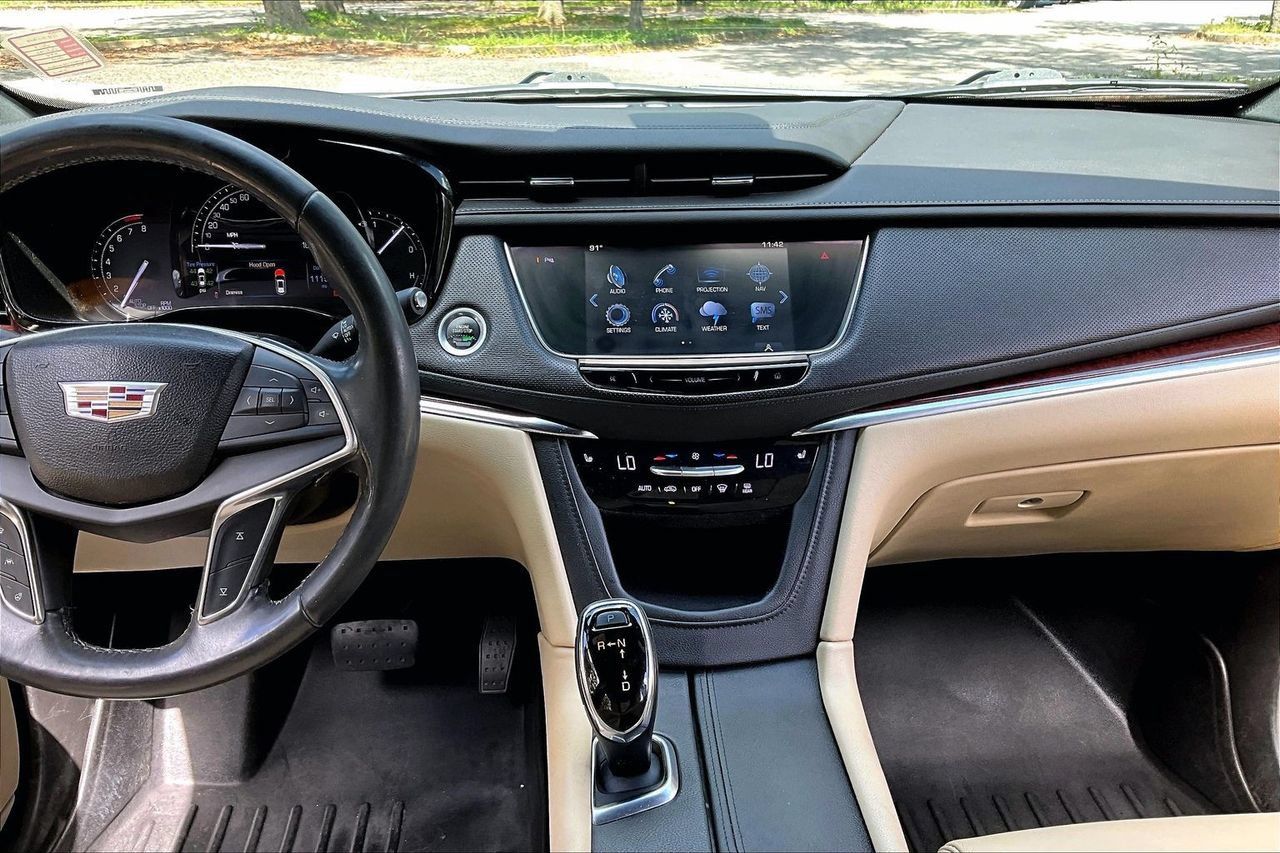 Used 2017 Cadillac XT5 Luxury w/ Driver Awareness Package FWD image 9
