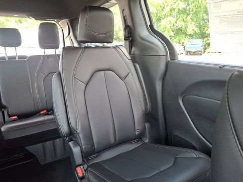 New 2025 Chrysler Pacifica Select AWD/4WD image 14
