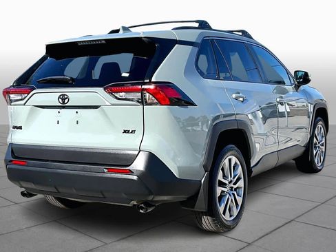 Used 2022 Toyota RAV4 XLE Premium image 12