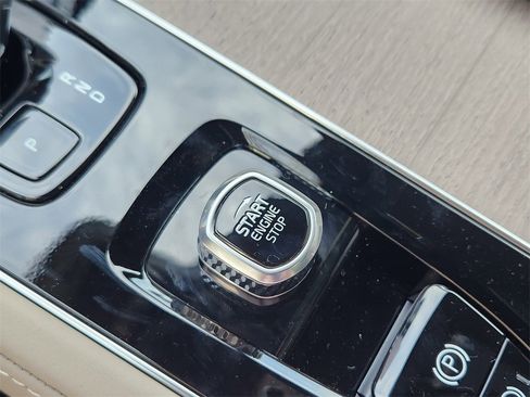 New 2026 Volvo XC90 B6 Plus w/ Protection Package Premier image 17