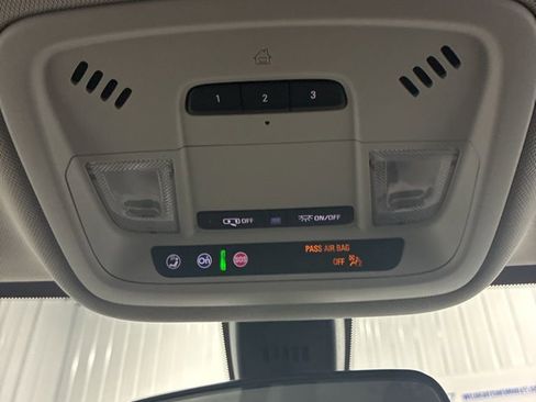 Used 2020 Chevrolet Traverse LT image 34